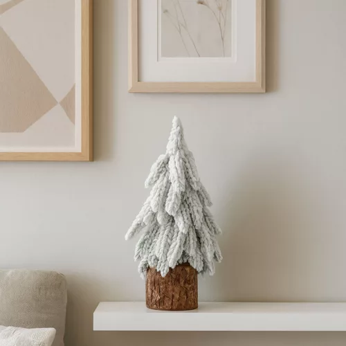 Brad de Crăciun artificial decorativ pe un trunchi acoperit de zăpadă 30 x 10 cm